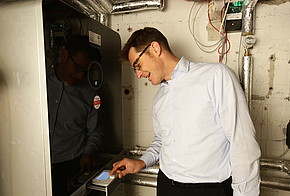 Christoph Kniehase überprüft den Ertrag seiner Solarthermieanlage am Heizkessel.