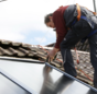 Praxistest Solarthermie: Indach-Montage von Kollektoren Schritt 6 – Kollektoren verschrauben.