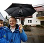 Carsten Tamm mit seinem Sohn Leonas vor dem Haus der Familie in Matzenbach.