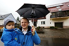 Carsten Tamm mit seinem Sohn Leonas vor dem Haus der Familie in Matzenbach.
